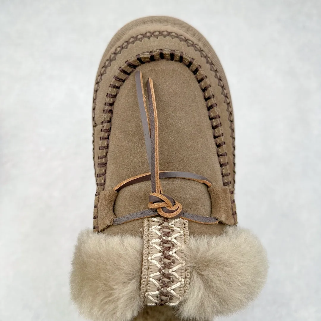 Pick up locally 💰520 UGG 8260 Alpine half-mug autumn and winter sheep fur integrated snow boots. All shoes are made of ZP. Longfeng A-grade Australian imported sheep fur integrated brand OEM production line. Fully follow the ZP process. OEM original pattern maker. Adhering to the principle of no original shoes and no development selection. Pay attention to every detail. The most authentic version on the market. TREADLITE "Light Wing" technology outsole. Lightweight/durable/flexible/pile size: 35 36 37 38 39 40 Coding: by2936070